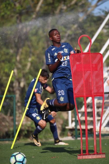 Um turno após estreia como titular no Fla, Vinícius Júnior ainda não é solução, mas pode ser arma na final