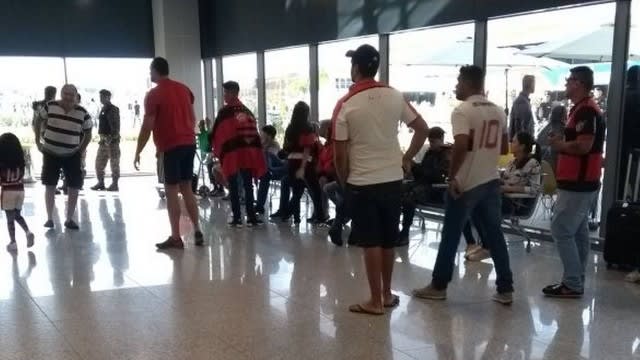 Torcedores recebem o Fla em Belo Horizonte e reclamam que não conseguiram ingressos