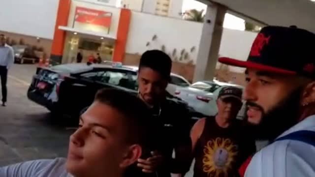 Goleiro do Flamengo é festejado pela torcida na chegada do time ao hotel, em BH