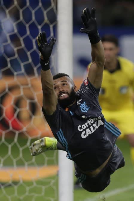 Goleiro Alex segue plano traçado pelo Fla é crucificado sozinho e avalia buscar novos ares