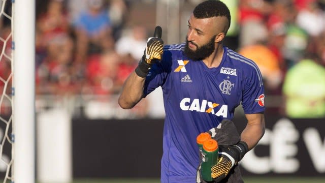 Caso Light faz goleiro Alex ganhar apoio em massa da torcida do Flamengo