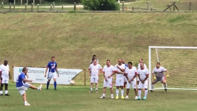 Recordar é viver... Zico faz golaço de falta em campeonato de pelada