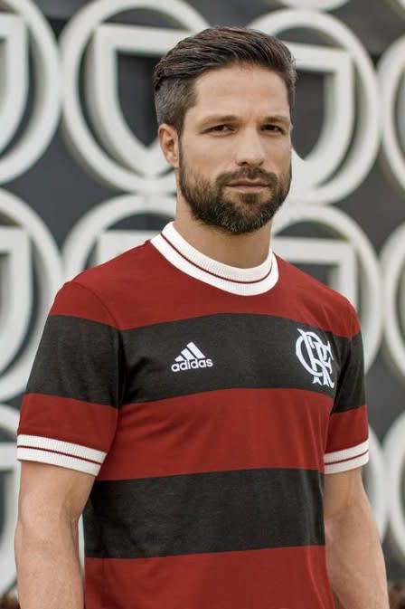 Diego é garoto-propaganda de nova camisa limitada do Flamengo