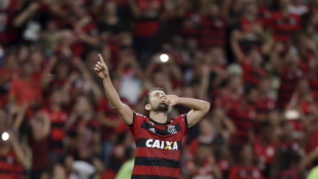 Em grande fase, Éverton Ribeiro cai finalmente nas graças da torcida