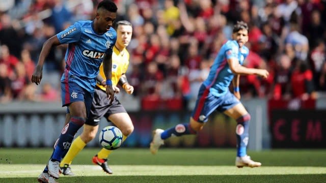 Com características diferentes das de seus antecessores, Vitinho ainda luta para se adaptar no Flamengo