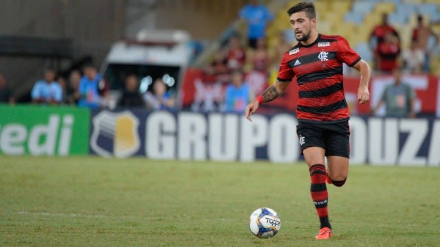 Flamengo demora para definir patrocínios, vê valores baixos, mas faz jogo duro até na base