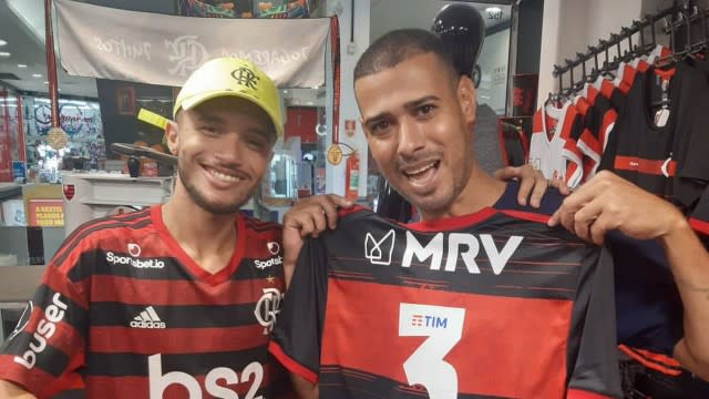 Torcedor viaja de Macaé a Nilópolis para comprar camisa do Flamengo usando moedas