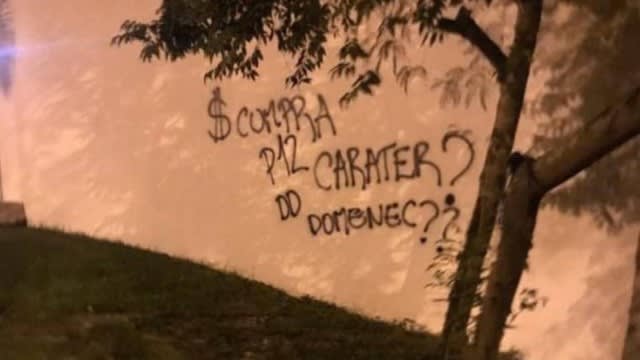 Muro do Ninho do Urubu é pichado durante a madrugada: dinheiro compra caráter?