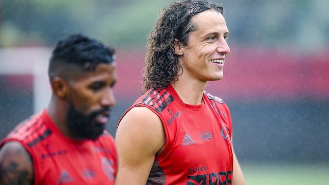 David Luiz evolui no Flamengo, mas ainda não tem estreia confirmada; atacante treina com elenco