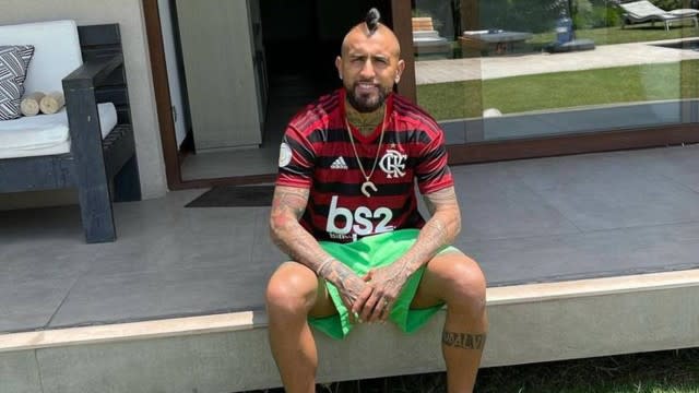 Em fim de contrato com a Inter, Vidal posta foto com camisa do Flamengo e rubro-negros se animam