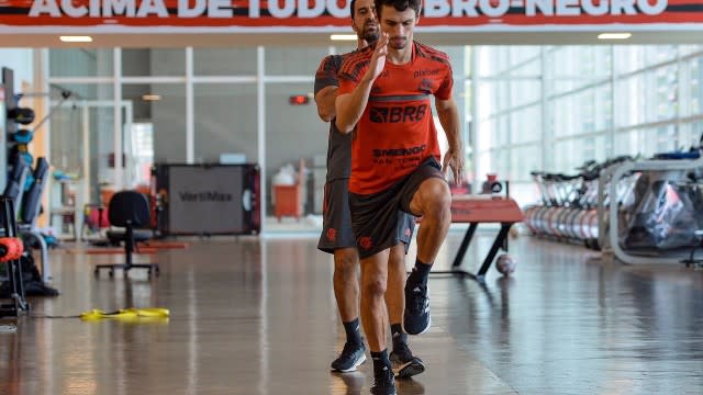 Sem previsão de retorno, Rodrigo Caio completa três meses longe dos jogos do Flamengo