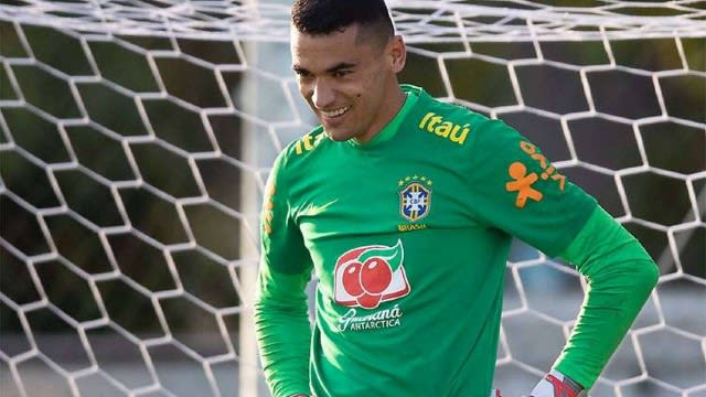 Flamengo mantém aposta em Hugo enquanto avalia oferta pelo goleiro Santos