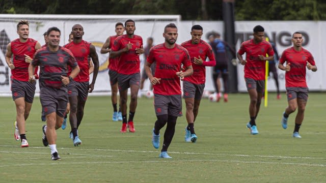 Thiago Maia volta a treinar com elenco do Flamengo após corte na perna