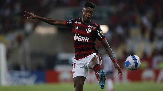 Bruno Henrique faz exame no joelho e pode ser problema para confronto contra o São Paulo