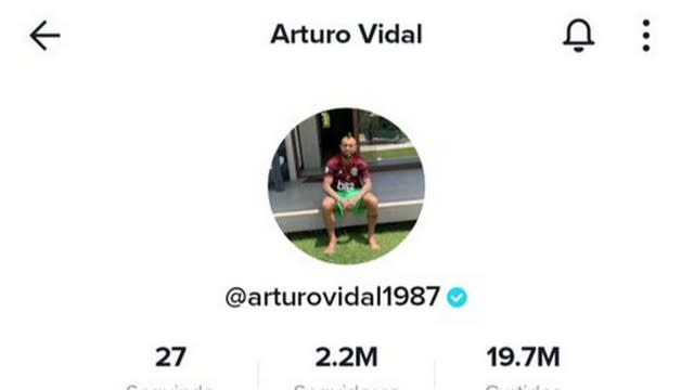 Arturo Vidal coloca foto com camisa do Flamengo em perfil de rede social