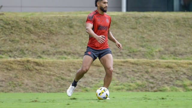 Sem Bruno Henrique, Flamengo tem volta de Pablo aos treinos com bola, e zagueiro fica perto de estreia