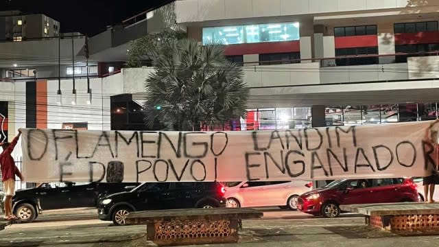 Torcedores do Flamengo protestam na Gávea contra decisão que limita sócios off-Rio: Landim enganador