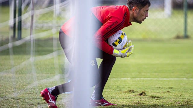 Flamengo treina com Diego Alves no campo e Arrascaeta de volta