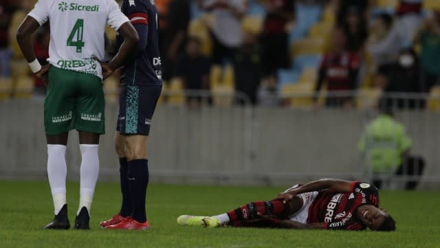 Substituído contra o Cuiabá, Bruno Henrique fará exame para avaliar gravidade de lesão no joelho