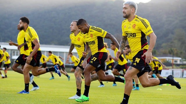 Arrascaeta treina normalmente no Ninho do Urubu e volta contra o Atlético-MG