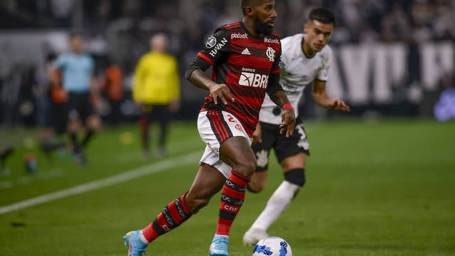 Rodinei vive um dia de cada vez no Flamengo, mas chegada de Varela diminui chance de renovação