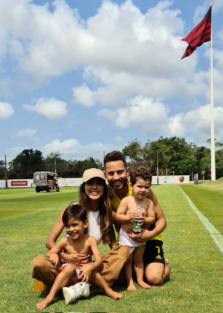 Filho de Éverton Ribeiro visita treino do Flamengo e faz comemoração de Gabigol