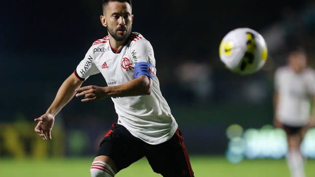 Everton Ribeiro passa mal e tem febre depois de jogar no sacrifício contra o Goiás