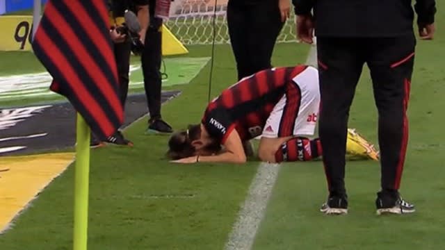 Léo Pereira atravessa gramado do Maracanã de joelhos para cumprir promessa após título do Flamengo