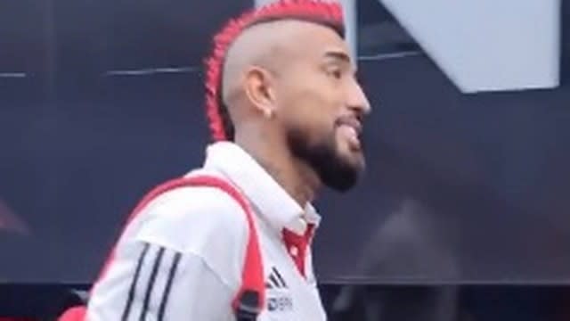 No estilo! Vidal lança topete rubro-negro antes de jogo do Flamengo pela Recopa