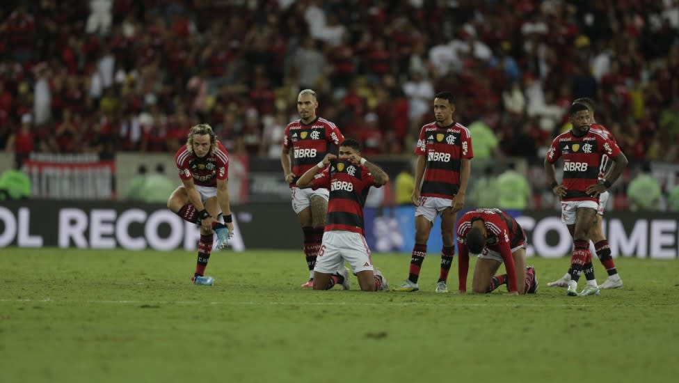 Jogadores do Flamengo saem em defesa de VP após derrota na Recopa