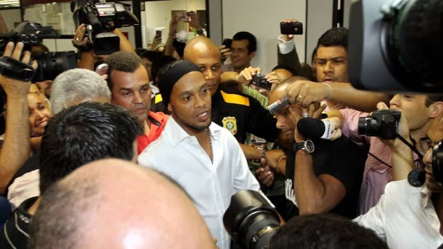 Flamengo aguarda sentença de Ronaldinho para 2015 e reduz processos em 90%