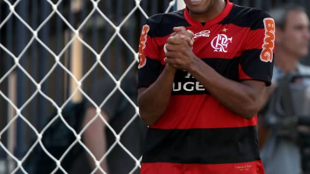 Flamengo paga ‘bolada’ atrasada e coloca salário em dia, com direito de imagem, antes do prazo