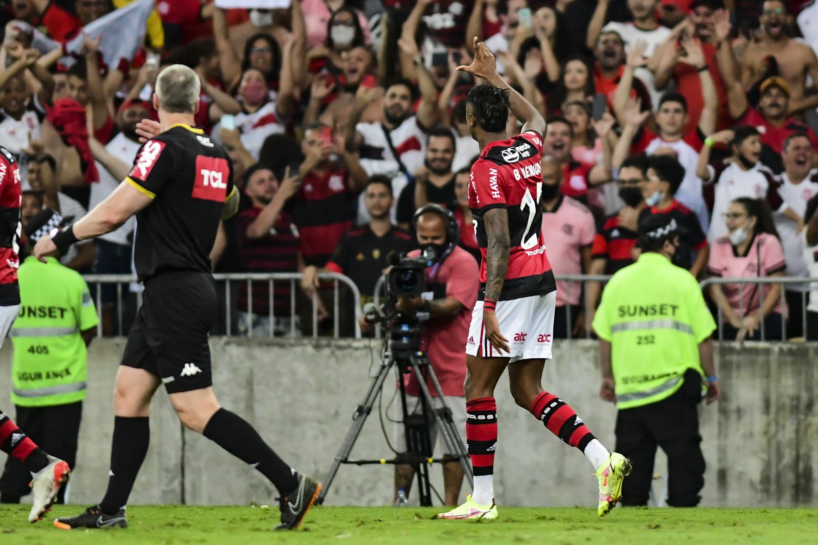 Vitória do Flamengo sobre o Corinthians foi importante para a final, avalia jornalista