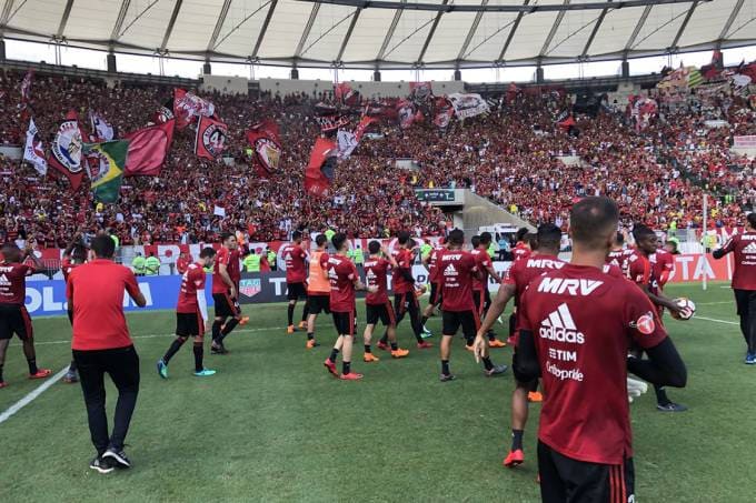 Flamengo inicia a entrega dos alimentos doados por torcedores no treino aberto