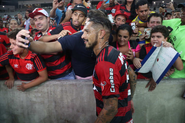 Emocionado, concentrado e feliz: o retorno de Guerrero ao Flamengo