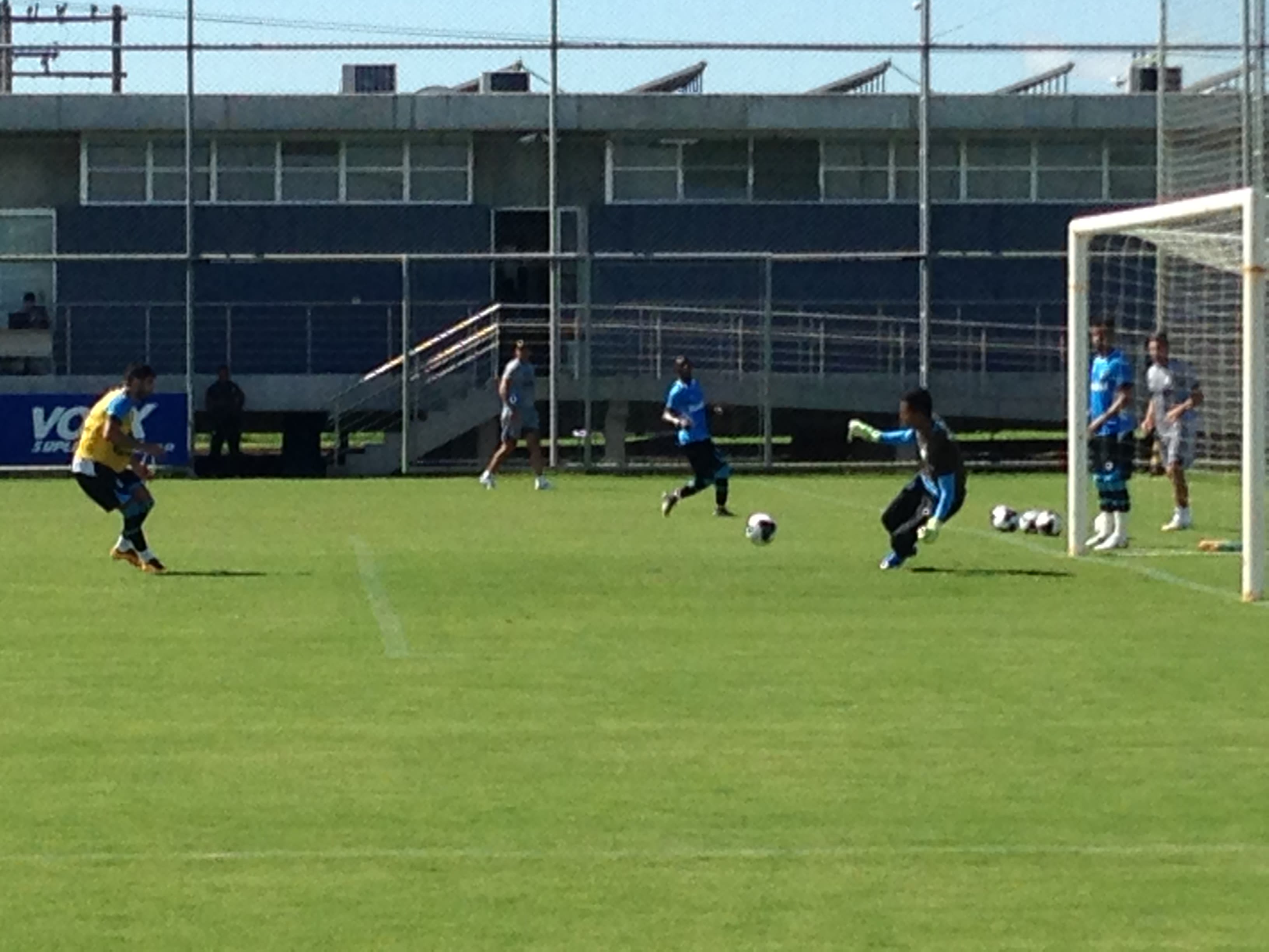 Roger treina com Douglas e Lincoln juntos no meio-campo do Grêmio