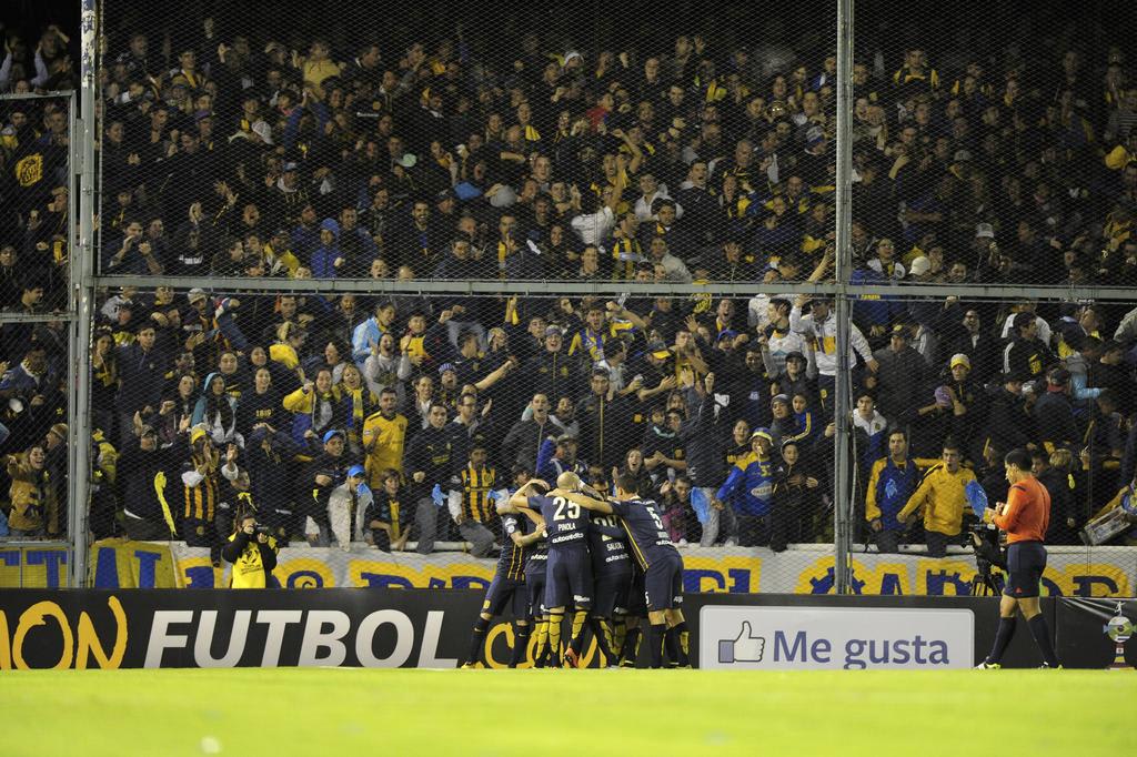 Grêmio vai mal, perde por 3 a 0 para o Rosario e sai da Libertadores