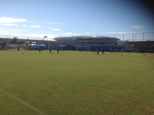 Ainda sem Edílson, Grêmio faz treino de finalizações no CT