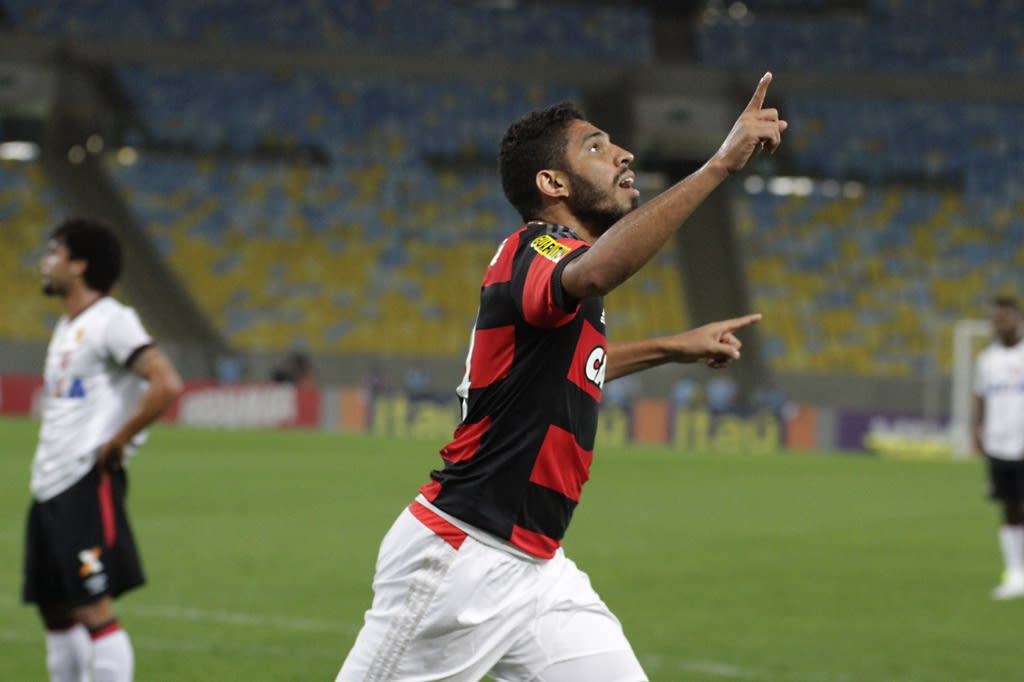 Flamengo autoriza e Grêmio já negocia salário com Wallace