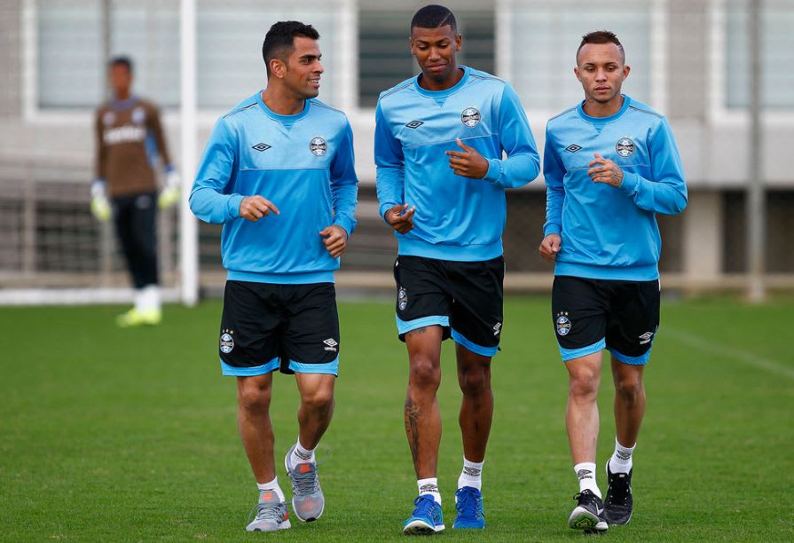 Grêmio tem dúvida entre Everton e Bobô para enfrentar o Palmeiras