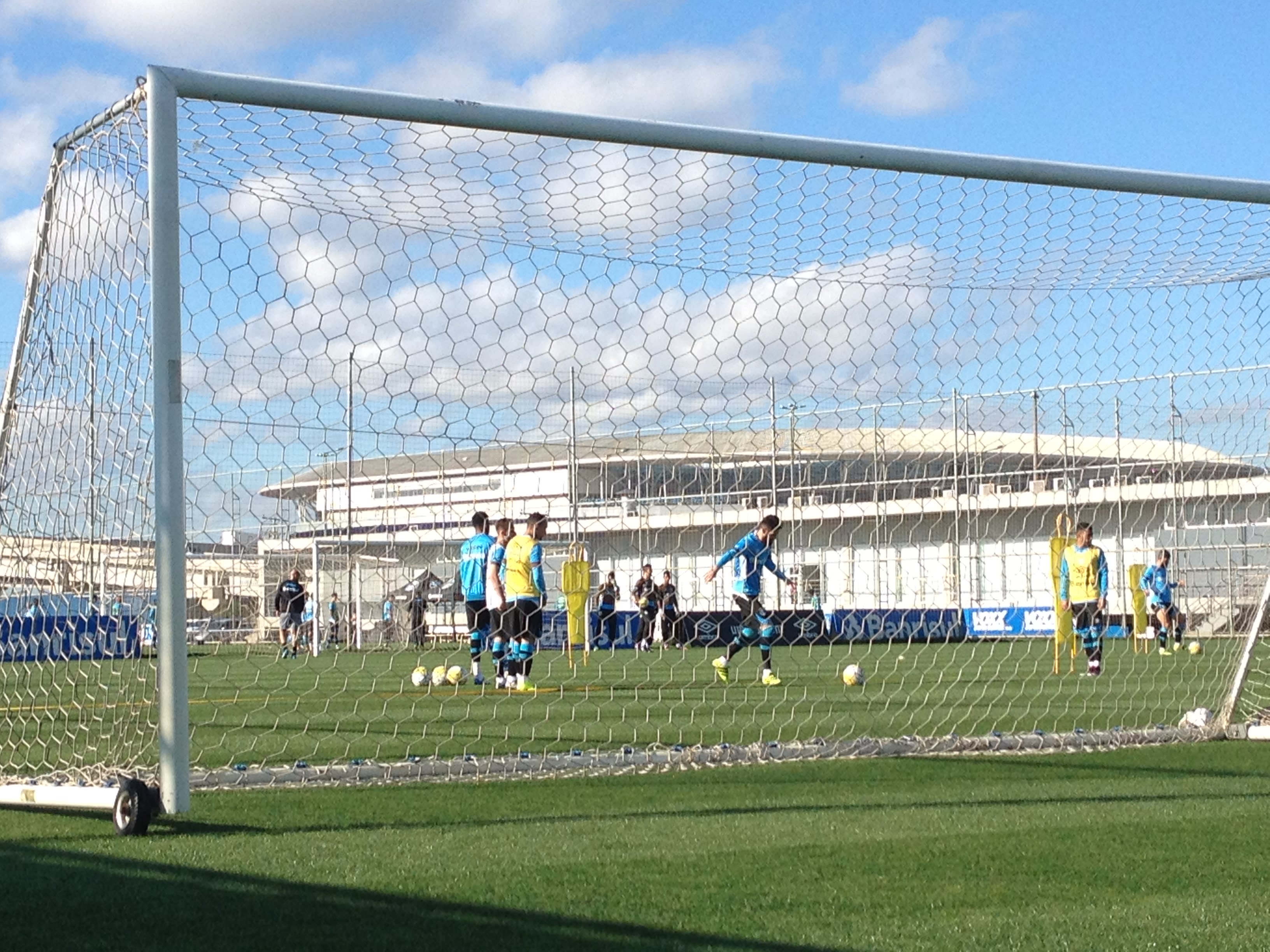 Roger realiza treino fechado no Grêmio para enfrentar Corinthians