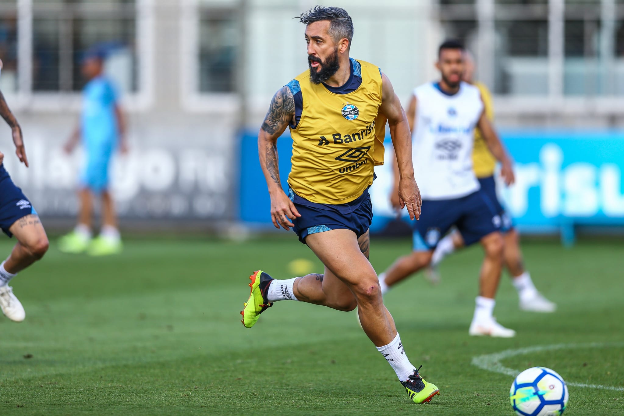 Grêmio treina com grupo quase completo no CT