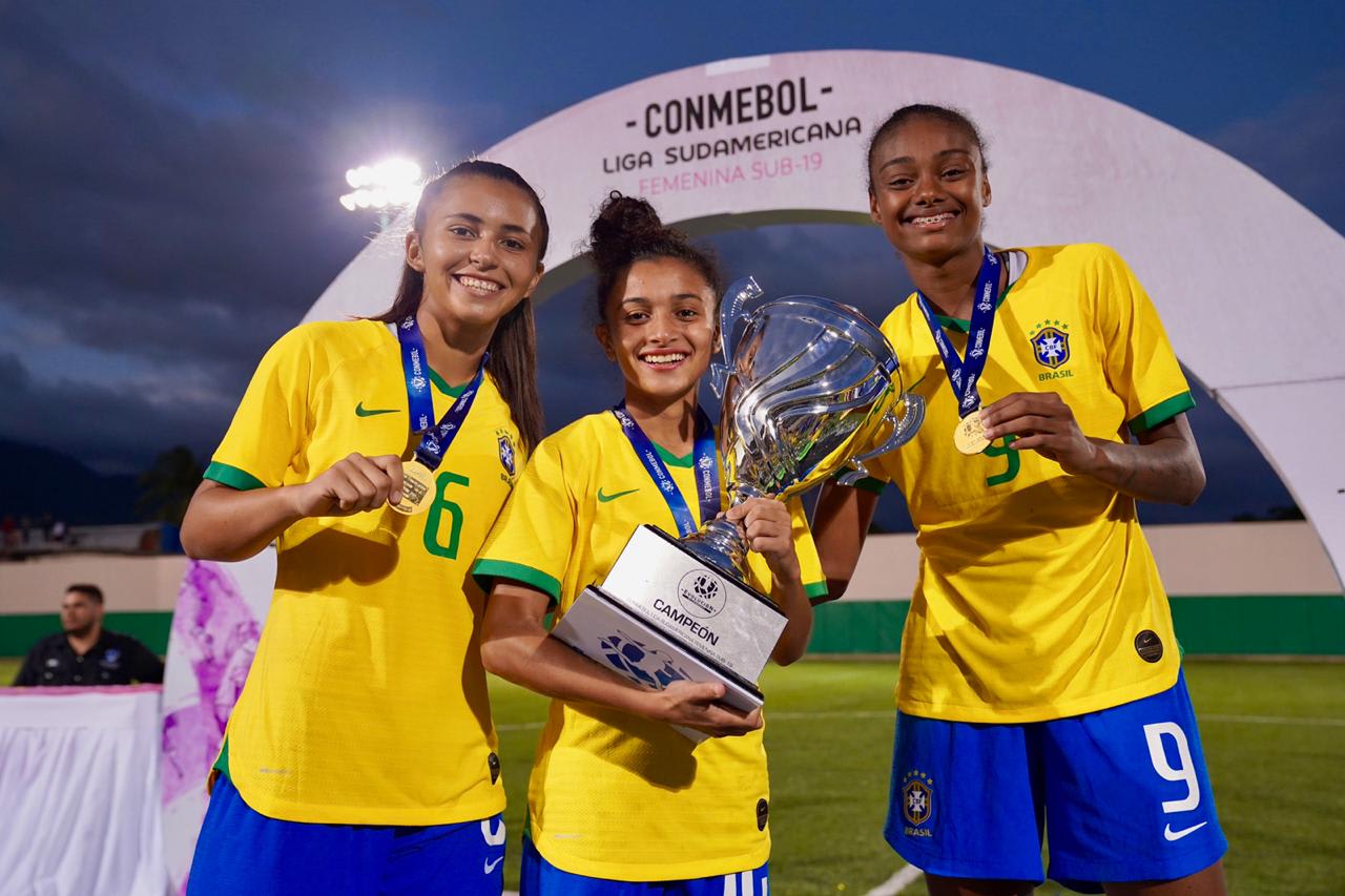 Gurias Gremistas levantam o troféu da Liga Conmebol Sul-Americana com a Seleção Brasileira sub-20