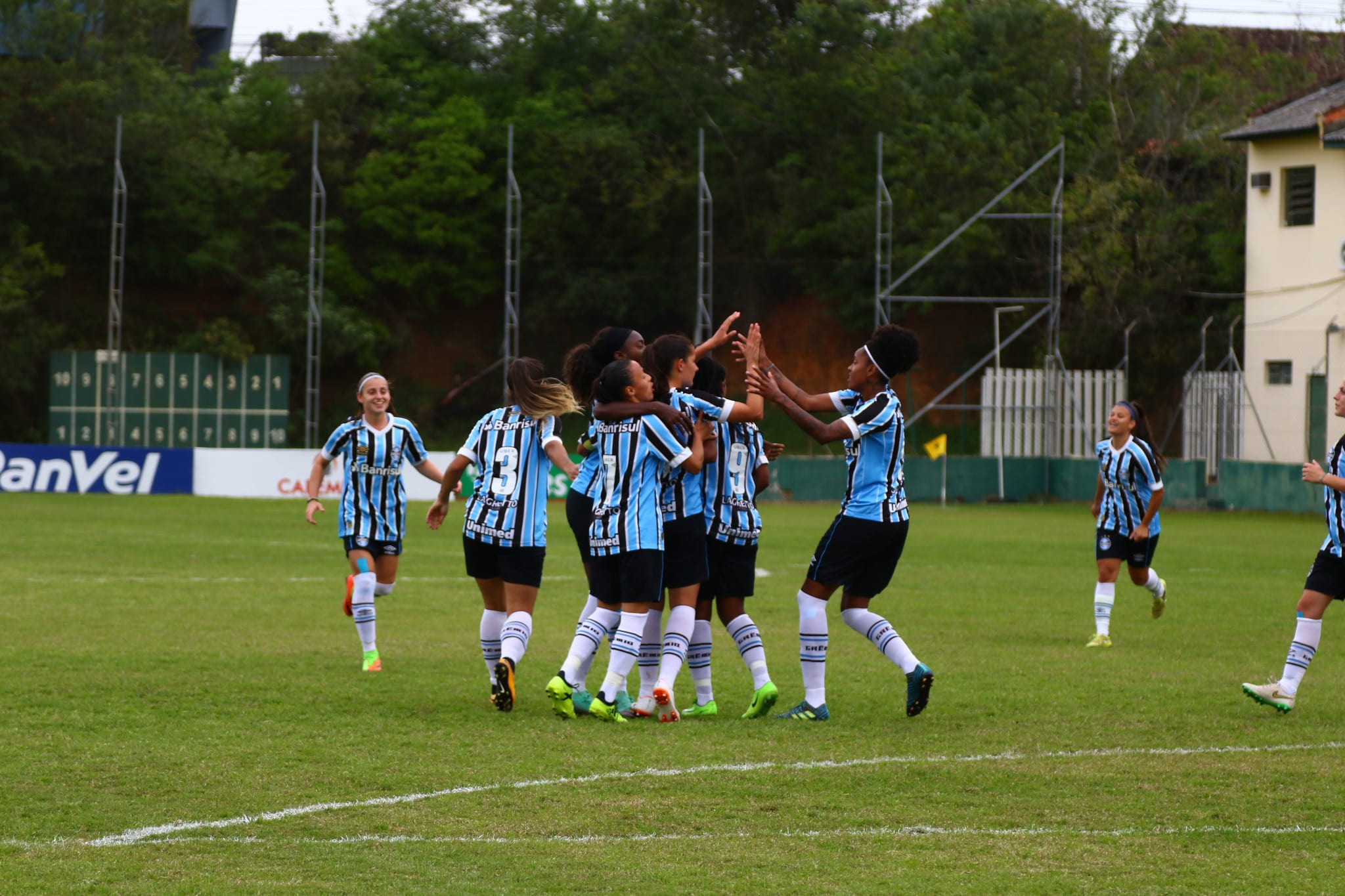 Time feminino do Grêmio goleia no gauchão