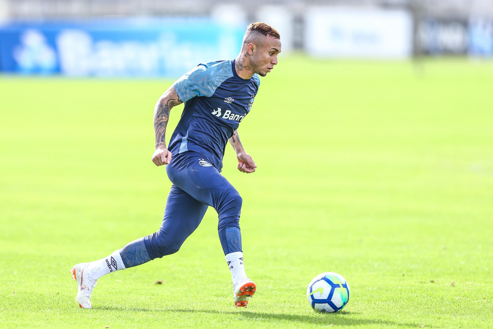 Renato comanda treino técnico-tático na manhã desta terça-feira