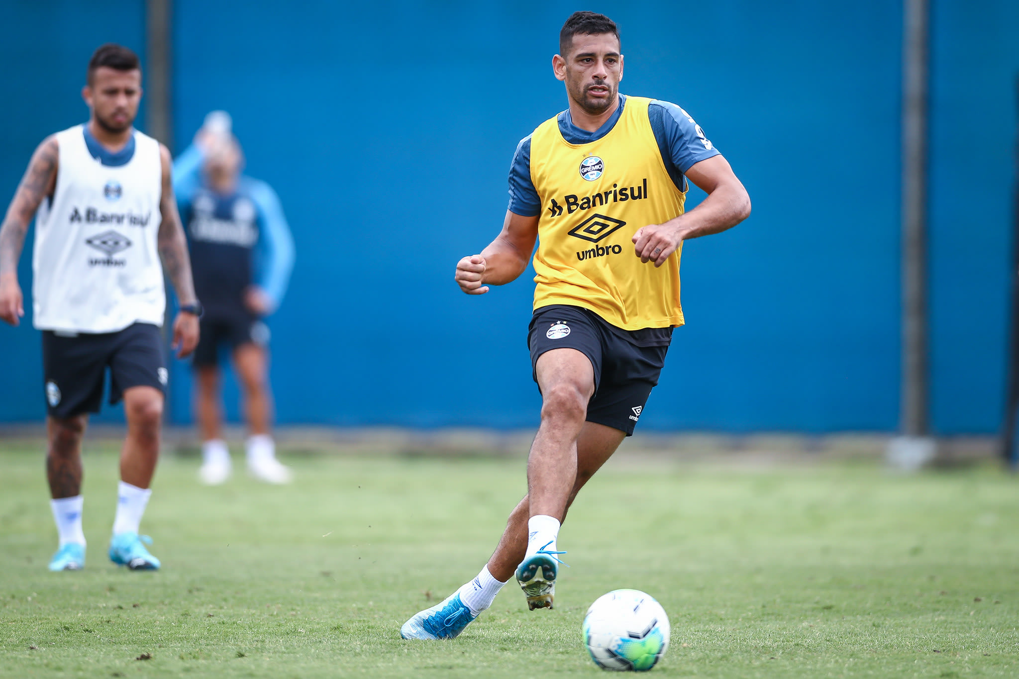 Grêmio divide treino em trabalhos físicos, técnicos e táticos de olho em duelo com o Palmeiras