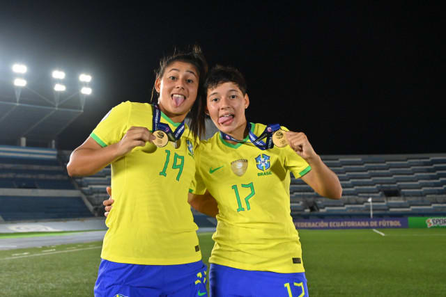 Atletas do Grêmio celebram conquista no Sul-Americano Feminino Sub-20 com a Seleção Brasileira.
