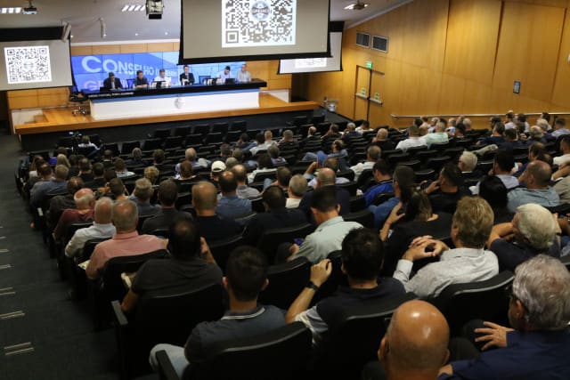 Grêmio registra aumento de receitas e redução do déficit em 2023