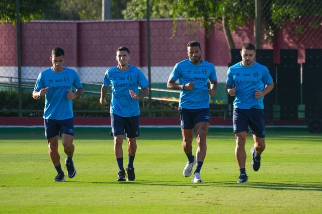 Grêmio treina para duelo contra o Botafogo pela tarde desta sexta-feira.