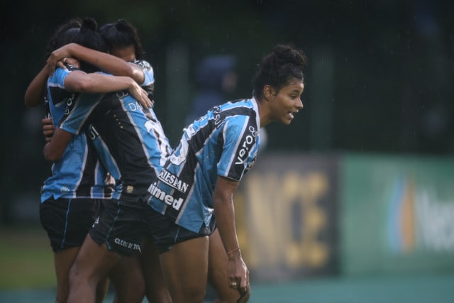 Grêmio derrota Cruzeiro e avança rumo à zona de classificação no Brasileirão Feminino.